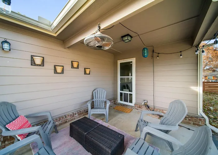 Holiday home 4 Bdrm, 3ba,fire Pit, Grill, 1 Block To Tu Pets! *