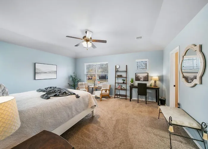 4 Bdrm, 3ba,fire Pit, Grill, 1 Block To Tu Pets! * Tulsa