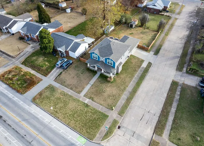 Holiday home 4 Bdrm, 3ba,fire Pit, Grill, 1 Block To Tu Pets!