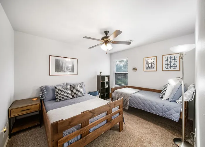 4 Bdrm, 3ba,fire Pit, Grill, 1 Block To Tu Pets! *