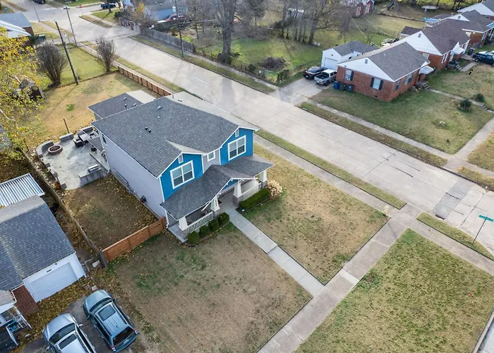 4 Bdrm, 3ba,fire Pit, Grill, 1 Block To Tu Pets! Holiday home *