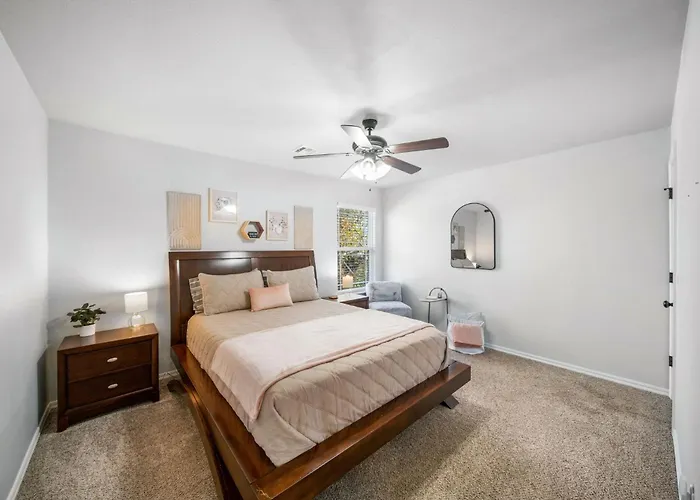 4 Bdrm, 3ba,fire Pit, Grill, 1 Block To Tu Pets! Holiday home *