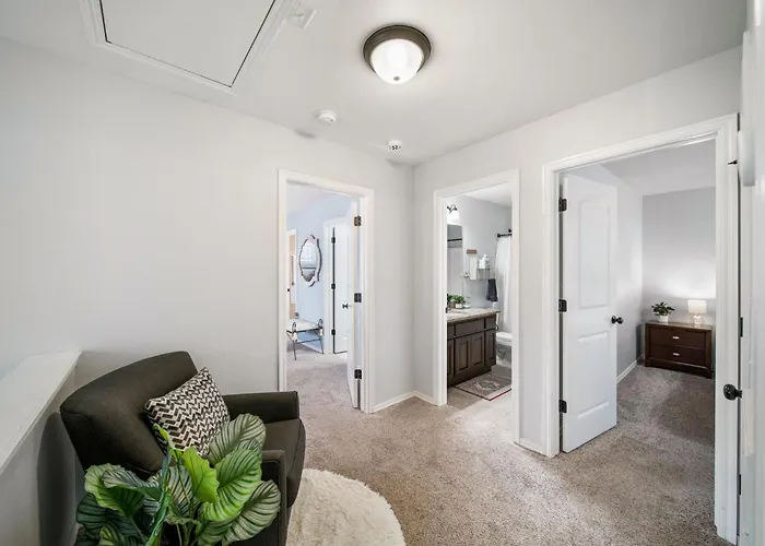 4 Bdrm, 3ba,fire Pit, Grill, 1 Block To Tu Pets! *