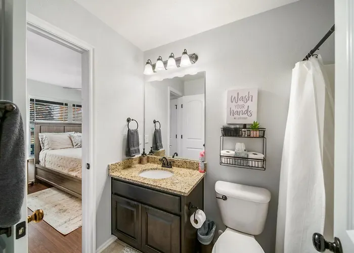 4 Bdrm, 3ba,fire Pit, Grill, 1 Block To Tu Pets!