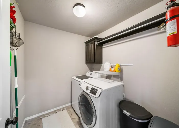 Holiday home 4 Bdrm, 3ba,fire Pit, Grill, 1 Block To Tu Pets!