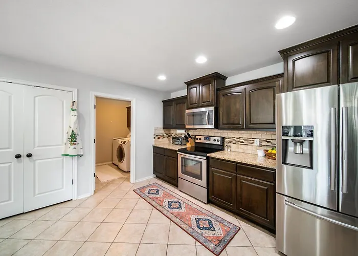 4 Bdrm, 3ba,fire Pit, Grill, 1 Block To Tu Pets!