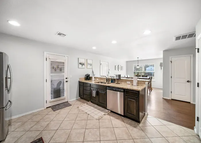 4 Bdrm, 3ba,fire Pit, Grill, 1 Block To Tu Pets! Holiday home *