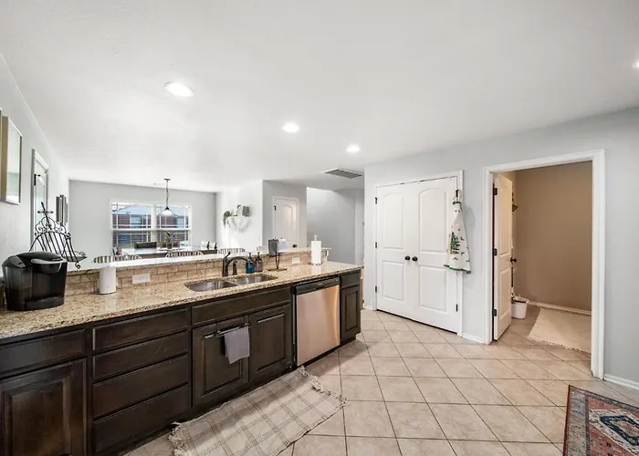 4 Bdrm, 3ba,fire Pit, Grill, 1 Block To Tu Pets! Holiday home Tulsa