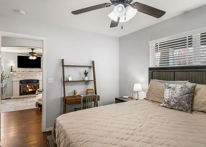 4 Bdrm, 3ba,fire Pit, Grill, 1 Block To Tu Pets!