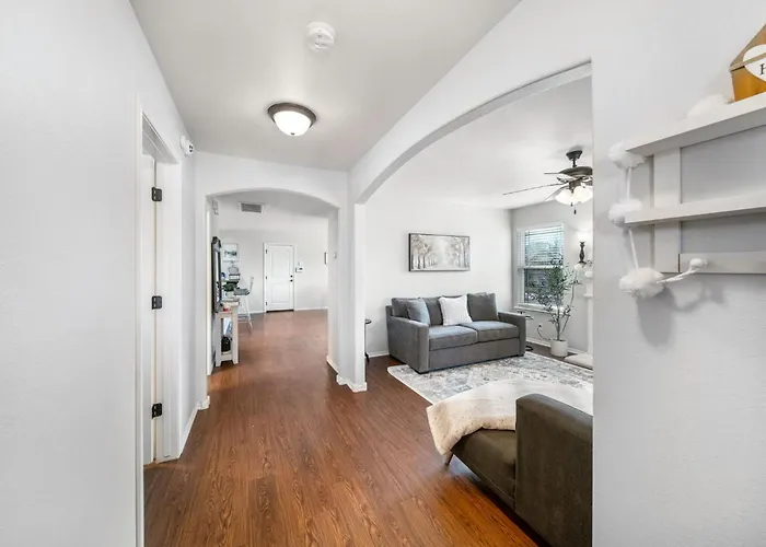 Holiday home 4 Bdrm, 3ba,fire Pit, Grill, 1 Block To Tu Pets!