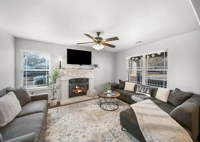 Holiday home 4 Bdrm, 3ba,fire Pit, Grill, 1 Block To Tu Pets! Tulsa