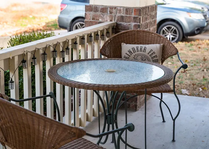 4 Bdrm, 3ba,fire Pit, Grill, 1 Block To Tu Pets! Holiday home Tulsa