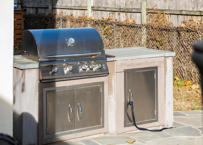 4 Bdrm, 3ba,fire Pit, Grill, 1 Block To Tu Pets! Holiday home Tulsa