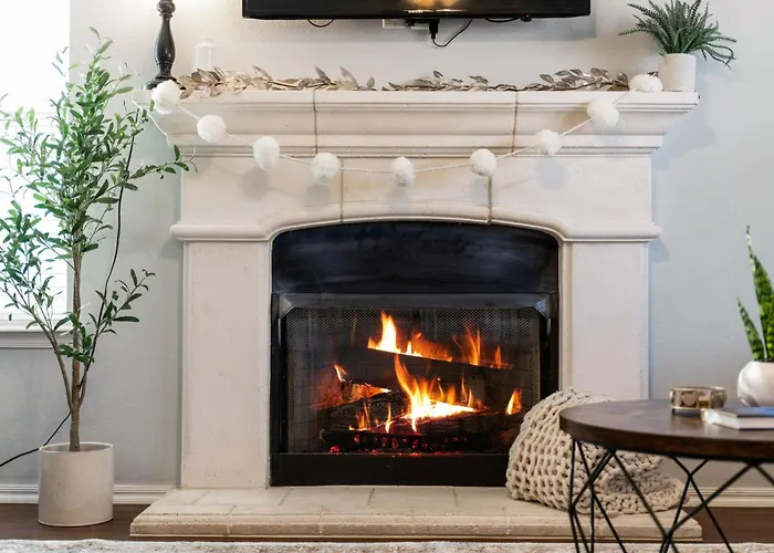 4 Bdrm, 3ba,fire Pit, Grill, 1 Block To Tu Pets! Holiday home