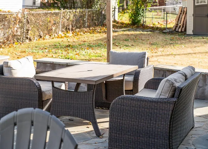 4 Bdrm, 3ba,fire Pit, Grill, 1 Block To Tu Pets! Holiday home *