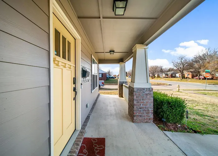 4 Bdrm, 3ba,fire Pit, Grill, 1 Block To Tu Pets! Holiday home Tulsa