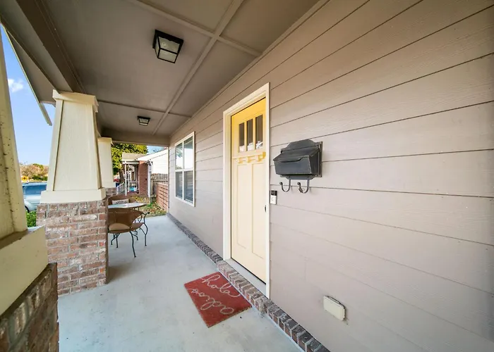 4 Bdrm, 3ba,fire Pit, Grill, 1 Block To Tu Pets! Holiday home