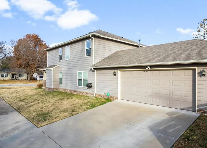 4 Bdrm, 3ba,fire Pit, Grill, 1 Block To Tu Pets! Holiday home Tulsa