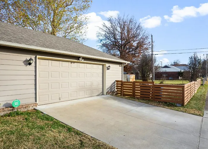 4 Bdrm, 3ba,fire Pit, Grill, 1 Block To Tu Pets! Holiday home